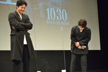 「星野源のオールナイトニッポン」のことを回想し笑う小栗旬（左）と星野源（右）。