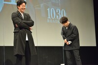 左から小栗旬、星野源。