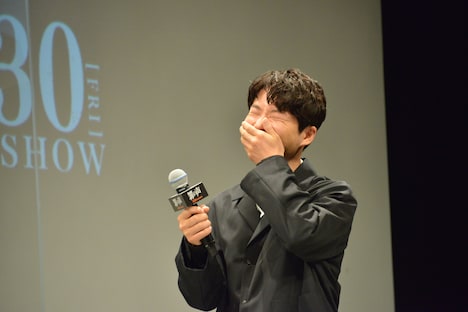 土井裕泰が「罪な写真も見せてもらいました」と打ち明けたときの星野源。