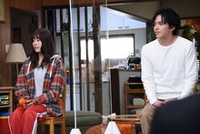 左から有村架純、林遣都。