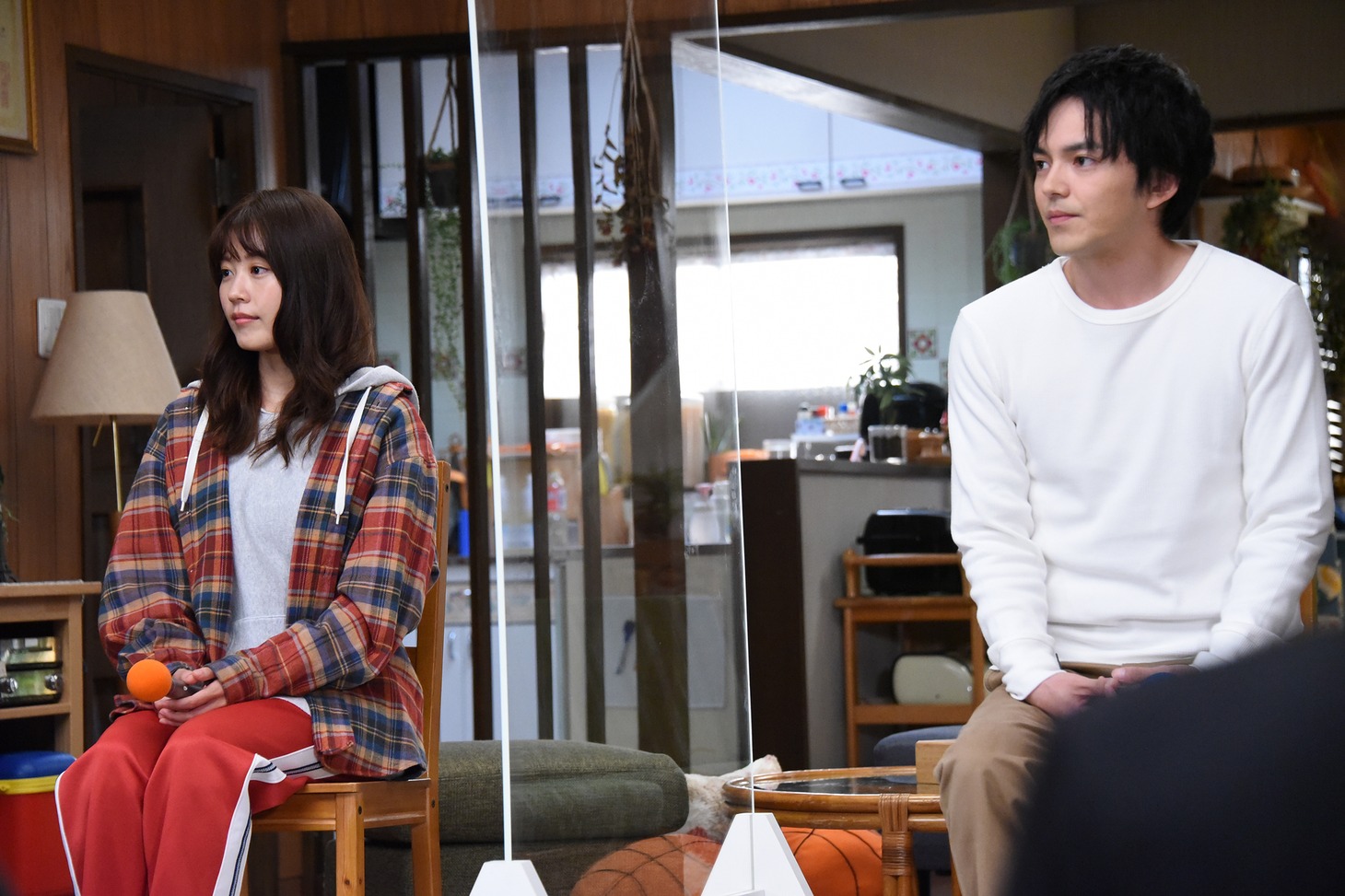 左から有村架純、林遣都。