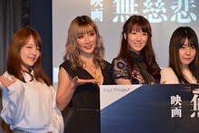 左からあべみかこ、AIKA、加藤あやの、つぼみ。