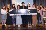 「無慈悲な光（仮題）」製作記者発表会の様子。左からあべみかこ、AIKA、加藤あやの、つぼみ、カジ、本庄鈴、山岸逢花、栄川乃亜、加藤ももか。