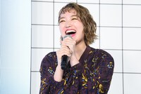 太陽とシスコムーンへの愛を叫ぶ柏木ひなた。