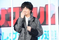 「ビューティフルライフ」への愛を叫んだあとはにかむ岡山天音。