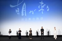 左から浅田美代子、蒔田彩珠、永作博美、井浦新、河瀬直美。