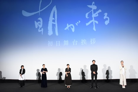 左から浅田美代子、蒔田彩珠、永作博美、井浦新、河瀬直美。