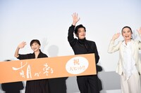左から永作博美、井浦新、河瀬直美。