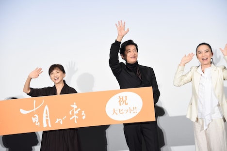 左から永作博美、井浦新、河瀬直美。