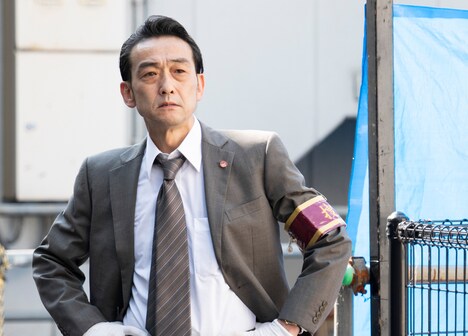 吹越満演じる麻生。