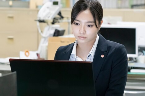 新川優愛演じる高千穂明日香。