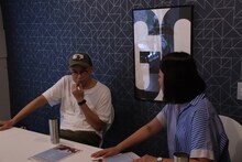 左から青山真治、MCの月永理絵。