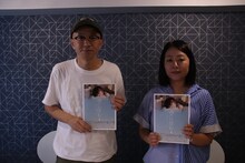 左から青山真治、MCの月永理絵。