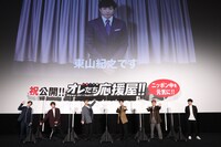 「オレたち応援屋!!」初日舞台挨拶に登壇したA.B.C-Zのメンバーと竹本聡志（右端）。スクリーンに映し出されているのは東山紀之。