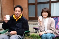 左から「Shu3 Blend」を手にした入江悠と福田沙紀。