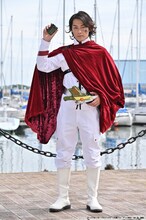 福士誠治演じるベル。