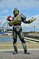 ベルが変身した仮面ライダーアバドン。