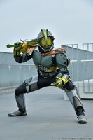 ブガが変身した仮面ライダーアバドン。