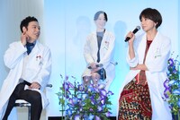 左から板尾創路、平岩紙、山口智子。