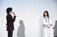 左から横浜流星、吉高由里子。