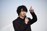 中継カメラの位置を確認する横浜流星。