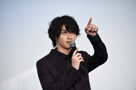 中継カメラの位置を確認する横浜流星。