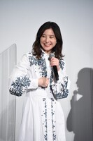 照れながらセリフを披露する吉高由里子。