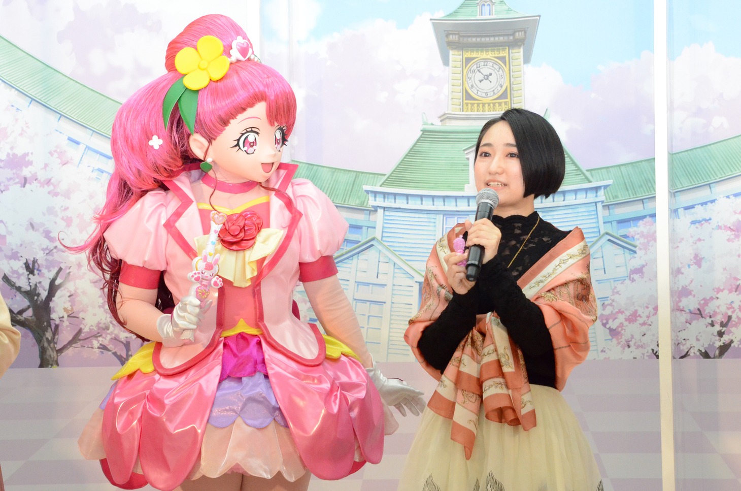 左からキュアグレース、悠木碧。