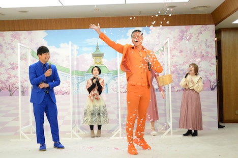 花吹雪を撒きながら登場した高岸宏行（右から2番目）。