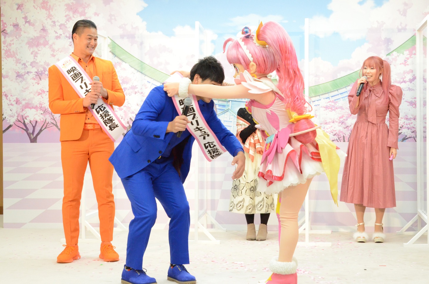 前田裕太にたすきをかけるキュアスター。