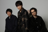 左から藤井道人、綾野剛、常田大希。