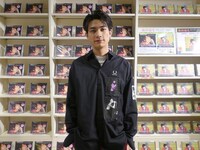 パネル展を訪問した板垣瑞生。