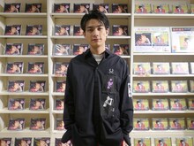 パネル展を訪問した板垣瑞生。