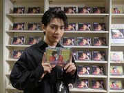 パネル展を訪問した板垣瑞生。