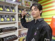 パネル展を訪問した板垣瑞生。