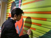 パネル展を訪問した板垣瑞生。