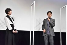 左から波瑠、安田顕。