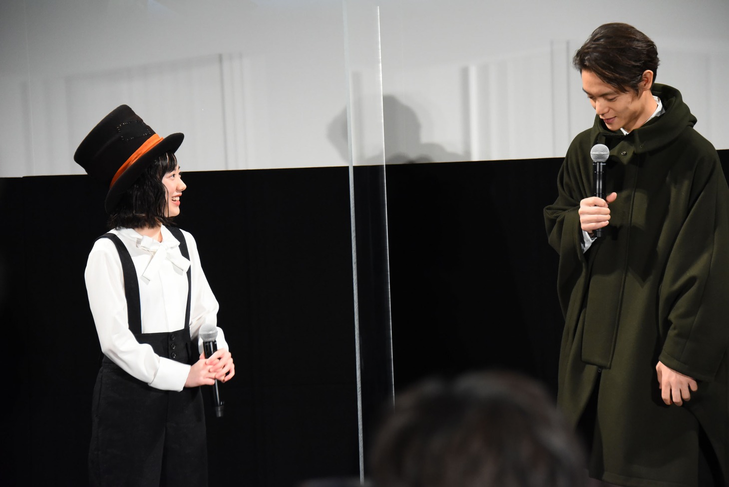 左から芦田愛菜、窪田正孝。