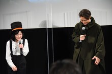 頭を下げ合う芦田愛菜（左）と窪田正孝（右）。