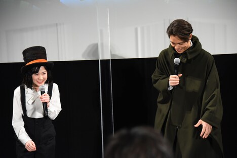 頭を下げ合う芦田愛菜（左）と窪田正孝（右）。