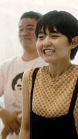 「私たちも伊藤万理華ですが。」より、伊藤万理華演じる新人AD。