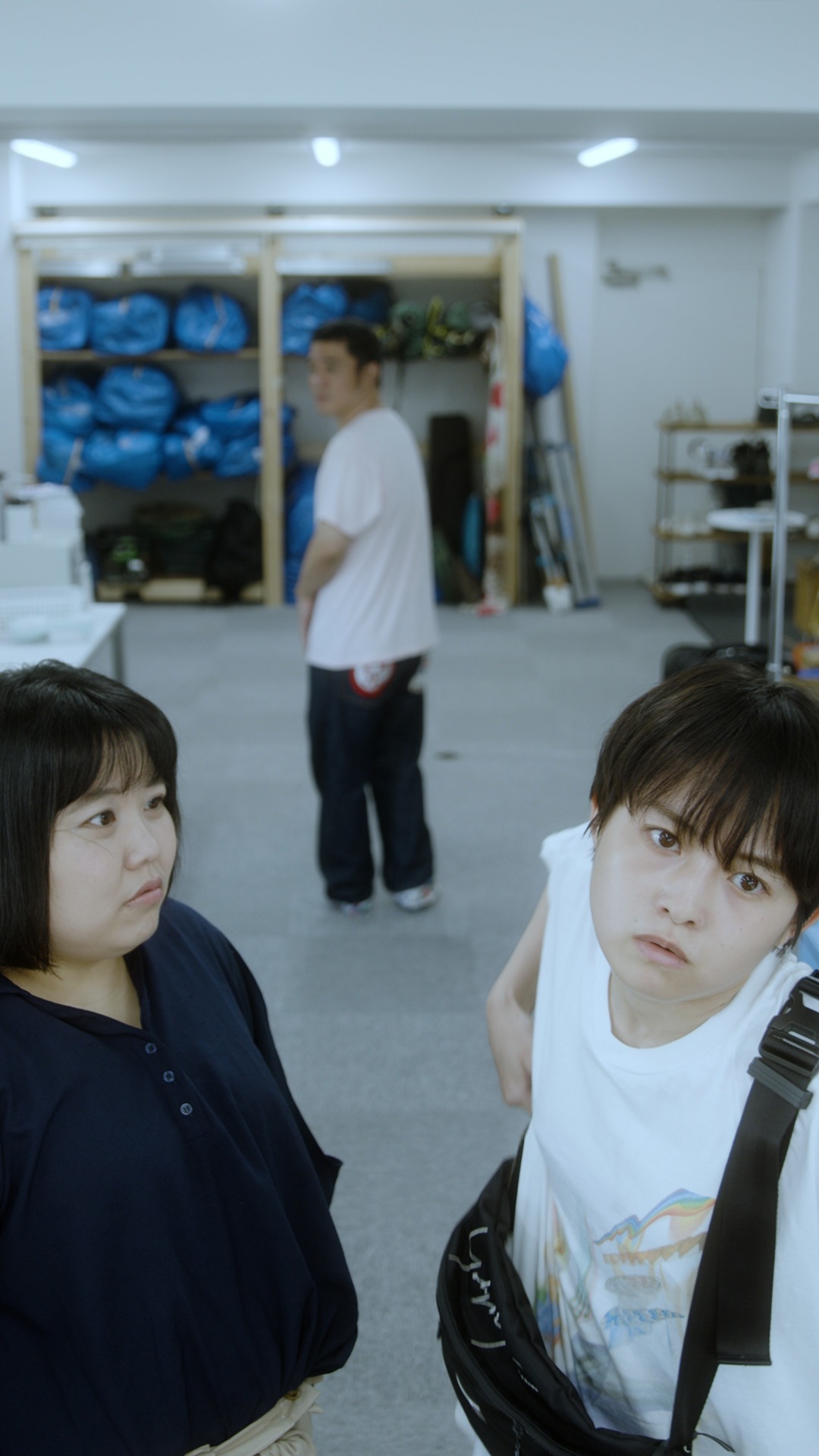 「私たちも伊藤万理華ですが。」より、伊藤万理華演じる新人AD。