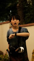 「私たちも伊藤万理華ですが。」より、伊藤万理華演じる新人AD。