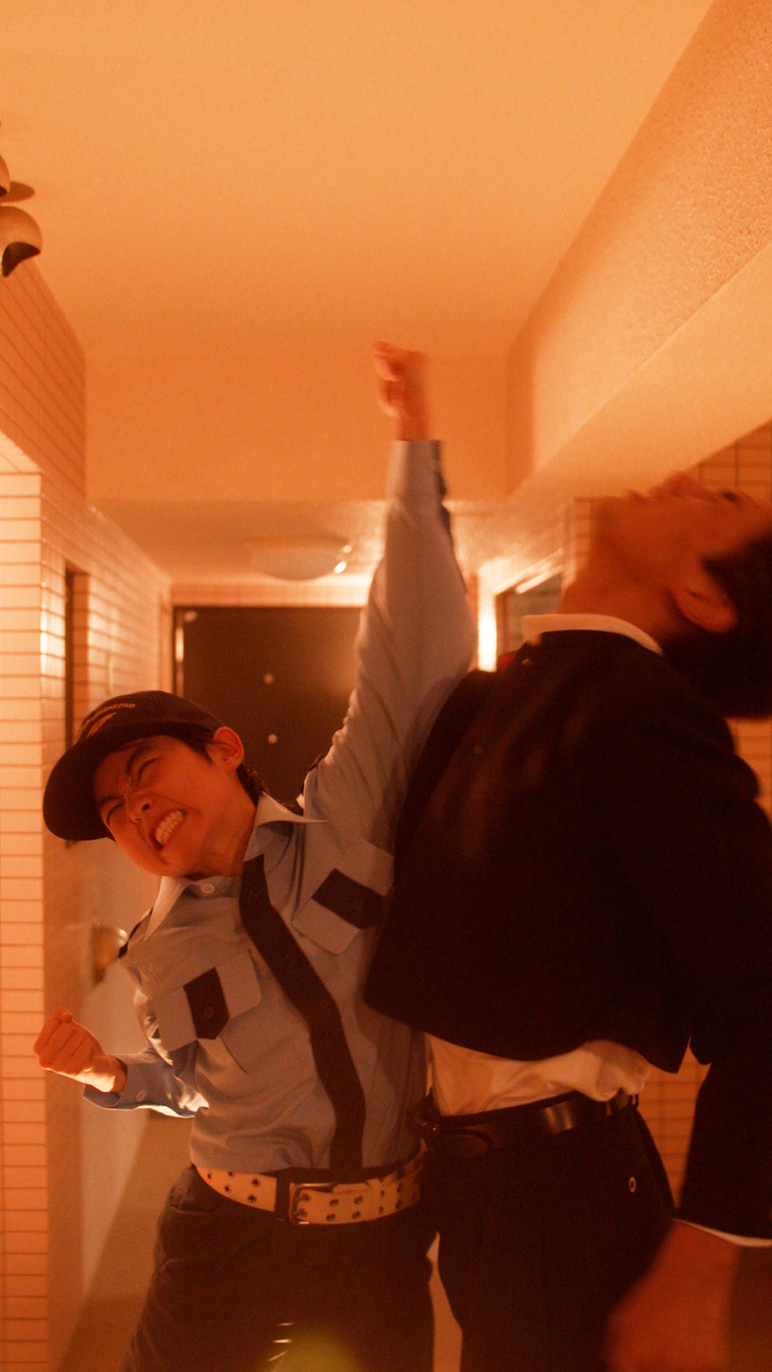 「私たちも伊藤万理華ですが。」より、伊藤万理華演じる夜間警備員。