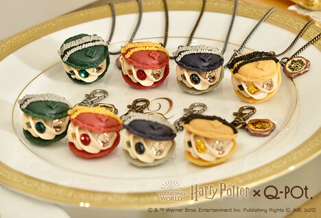 「Gryffindor / Hufflepuff /Slytherin / Ravenclaw Macaron Necklace」（奥・各税込9900円）、「Bag Charm」（手前・各税込8800円）。