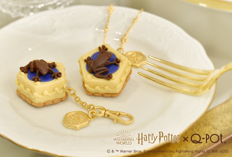「Chocolate Frog Cake Necklace」（右・税込1万2100円）、「Bag Charm」（左・税込1万450円）。