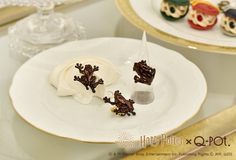 「Melting Chocolate Frog Ring（11号）」（右・税込1万2100円）、「Pierce（1piece） / Earring（1piece）」（左、中央・各税込7700円）。