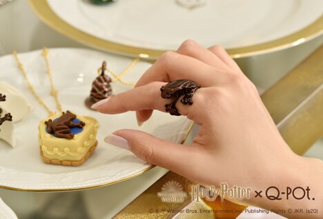 「Chocolate Frog Cake Necklace」（左・税込1万2100円）、「Melting Chocolate Frog Ring（11号）」（右・税込1万2100円）。