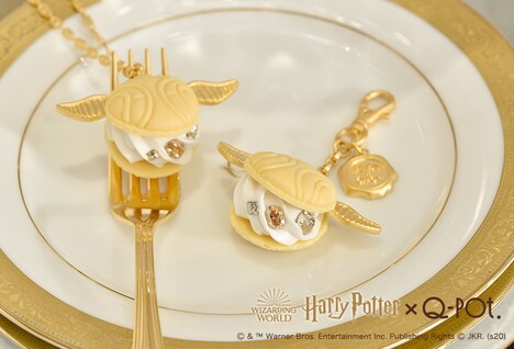 「Golden Snitch Macaron Necklace」（左・税込1万1000円）、「Bag Charm」（右・税込9350円）。