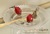 「Sorcerer's Stone Gummi Candy Necklace」（左・税込1万1550円）、「Bag Charm」（右・税込9900円）。